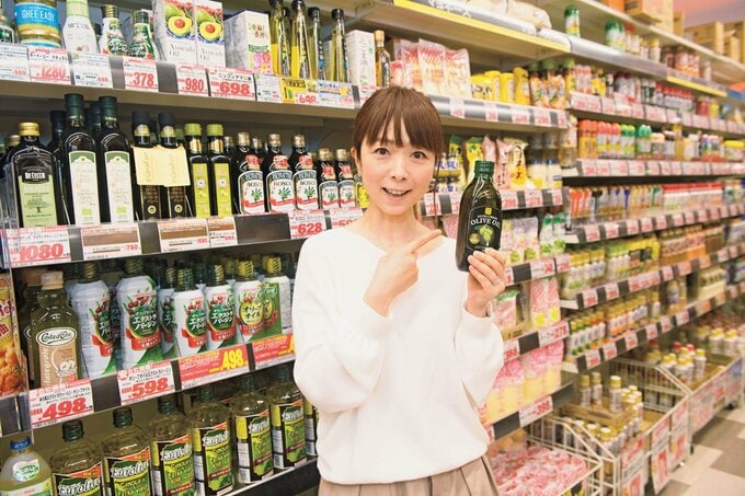 オリーブオイルを持つ女性