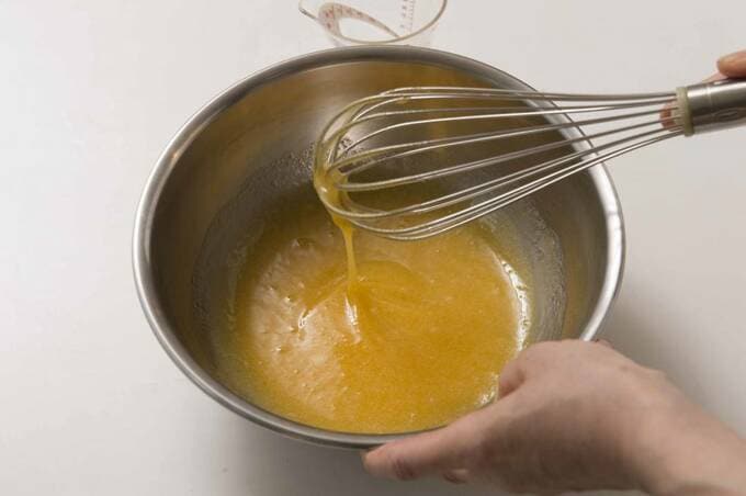 ボウルに混ぜた卵