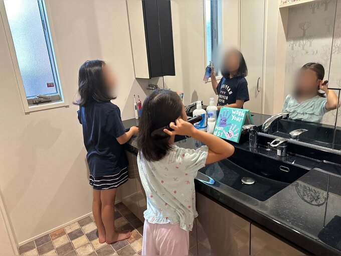 洗面所で身支度をする子どもたち