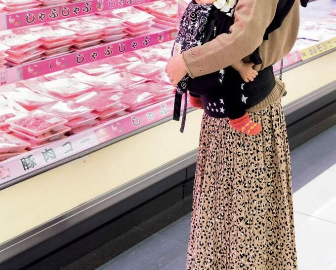 お肉売り場前に母子