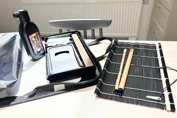 墨汁まみれの筆洗いは、ペットボトルが便利。子どもが持ち帰った強敵