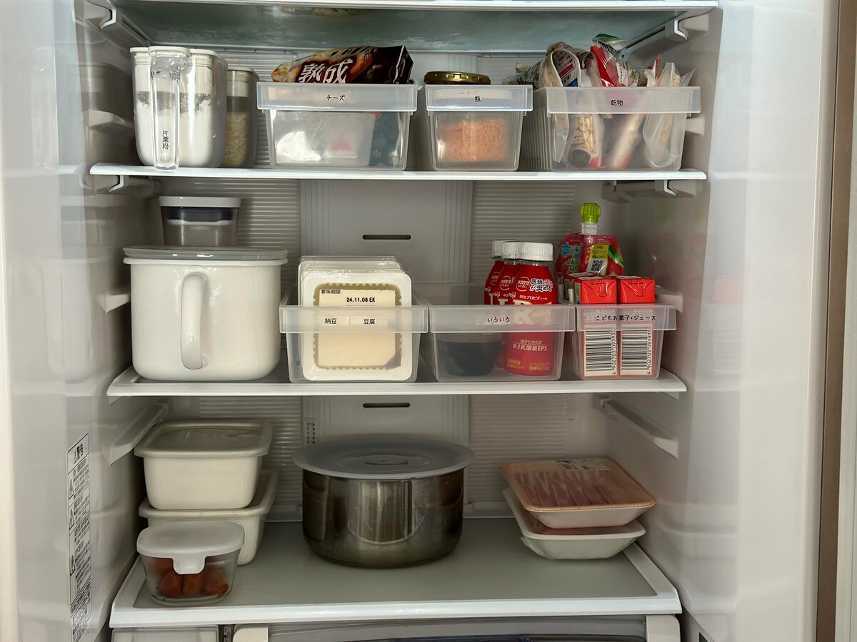 元片づけられない3人家族、今の「冷蔵庫の中身」。調味料を立てて常に 