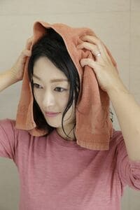 毛先の水分をタオルでよく取る