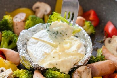 カマンベールで簡単「チーズフォンデュ」のレシピ。フライパンで蒸し焼きにするだけ