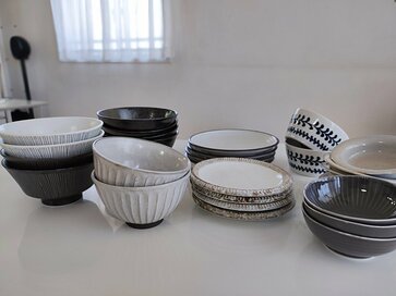 キッチンの食器を「半分」に減らすコツ。無理せず後悔しない処分の基準とは