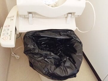 災害時に困るトイレ事情。黒いゴミ袋があると安心です