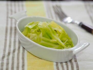 ダイエット中も満足、「春キャベツのレンジ蒸し」レシピ。手でちぎってレンチン5分で完成