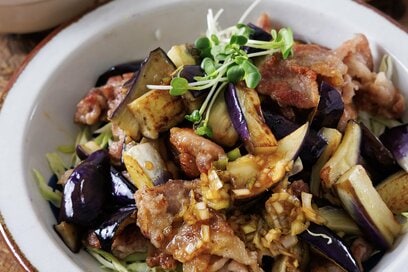 フライパン15分でおいしい「カリカリ豚こまとナスの中華風ネギポンダレ」。ゴマ油が香るさっぱり風味