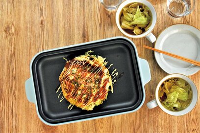 お好み焼きは焼きそばでおいしくかさ増し。おなかも大満足のボリューム