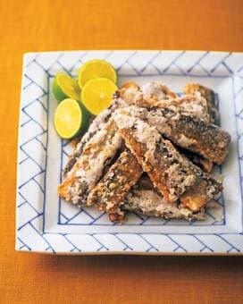 ショウガの香りが効いたサンマの竜田揚げ。下味をつけるから臭みなし