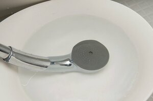 クエン酸水にシャワーヘッドをつけおきする