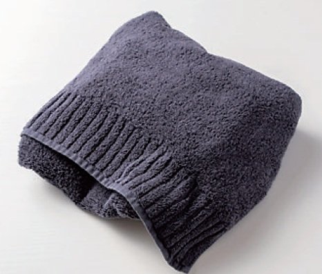 配給のお弁当を使い捨てカイロで上下はさみ、タオルで包む