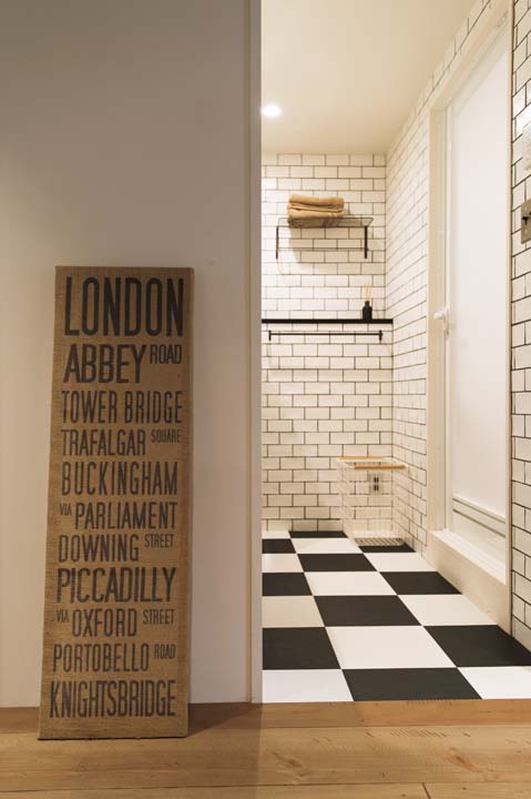 床を市松模様に並べたPタイルで仕上げた洗面室