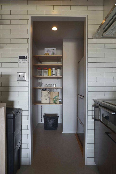 キッチン奥には広いパントリーを新設