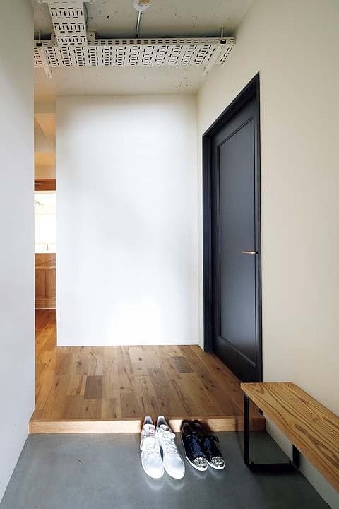 モルタル仕上げのクールな玄関