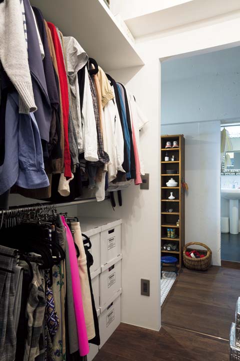 玄関や洗面室と近く、朝の身支度がスムーズなウォークインクロゼット