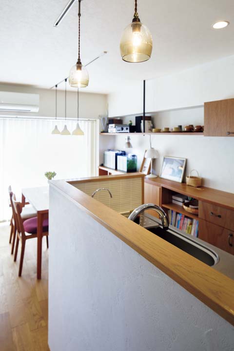 子どもの様子を見守れる対面キッチン