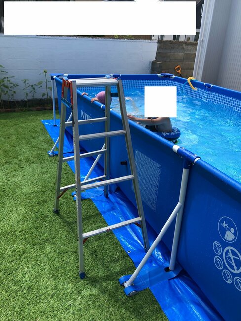 プールに入る脚立