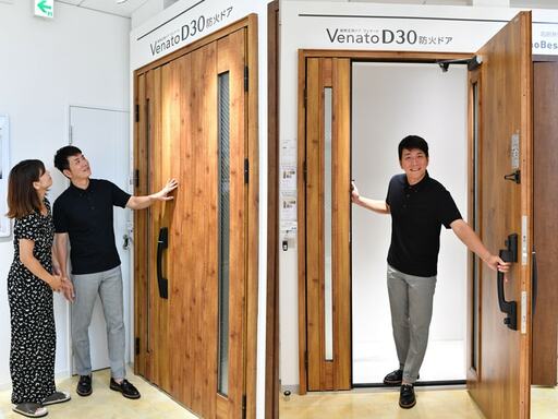 左右ともドアを選ぶ様子