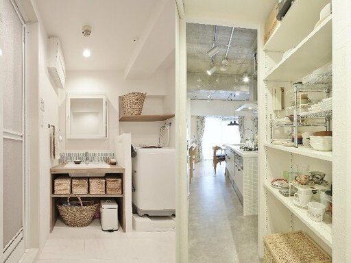 パントリーからキッチンを見たところ