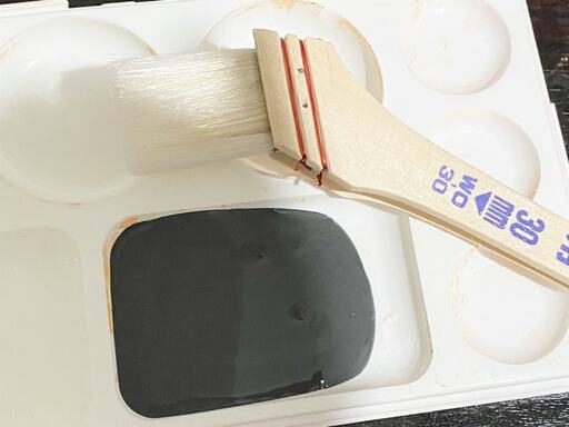 パレットに出した塗料と刷毛