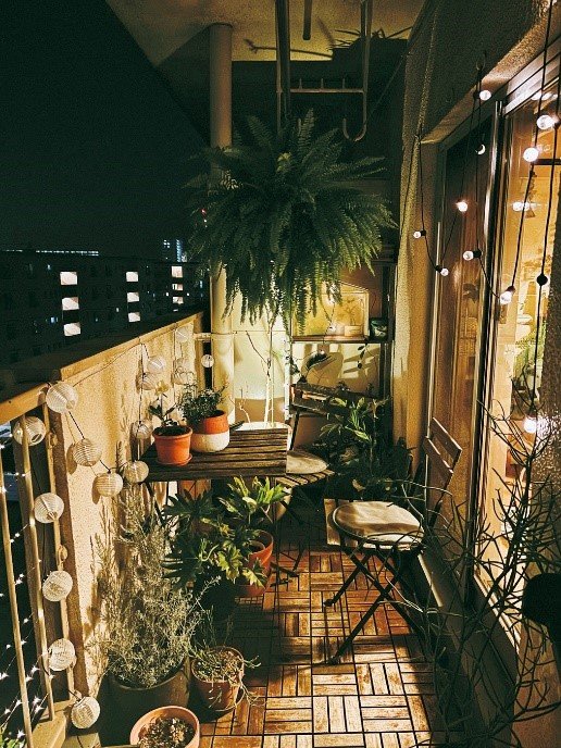 ライトアップした夜のベランダ