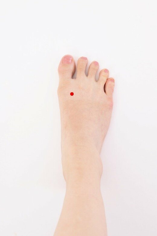 足の親指と人さし指の間から少し上に行ったツボ「太衝」