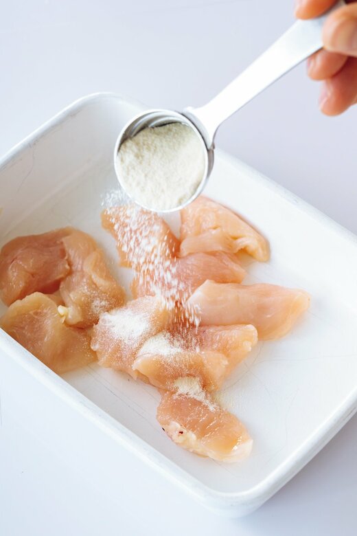 鶏胸肉に粉をまぶす様子