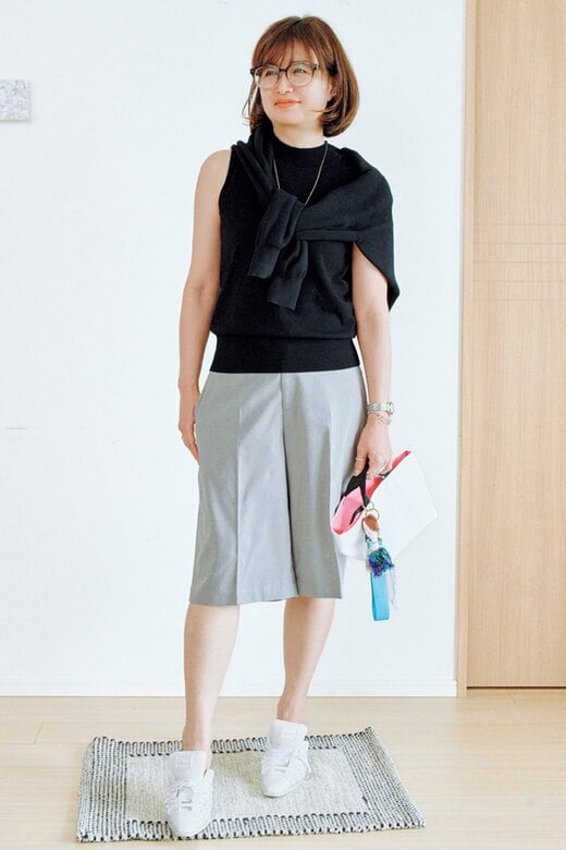 ノースリーブにハーフパンツを着て立つ河村純子さん