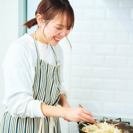 料理する山本ゆりさん