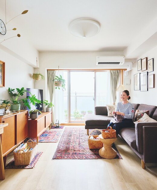 ソファに座る女性