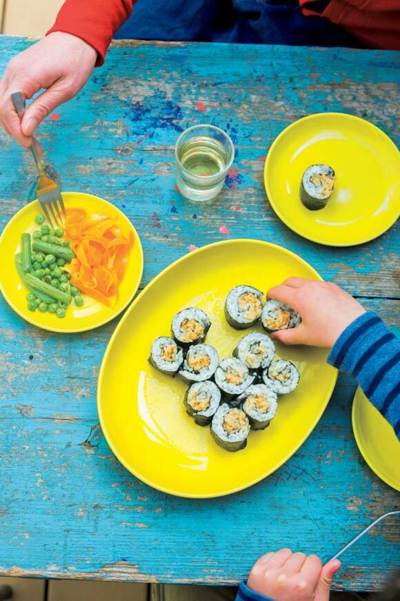 黄色いお皿にのり巻き