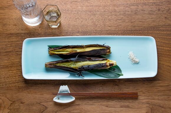 野菜の形に合わせて長方形の器に盛りつけました。