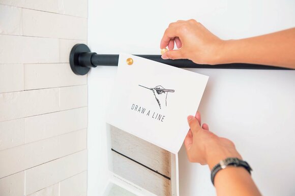 つっぱり棒マグネットでカードくっつける