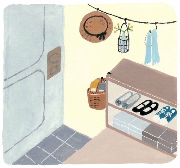 小物は壁面につるしたり、棚の横にかけたり。