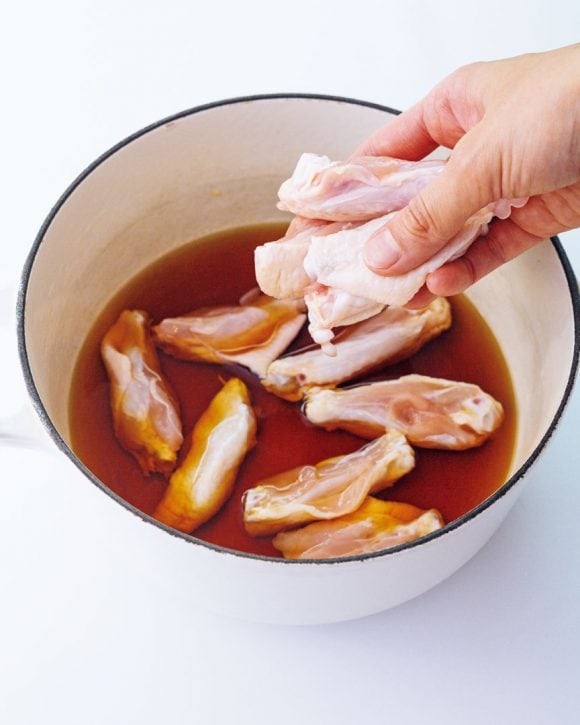 鍋に手羽中をつける