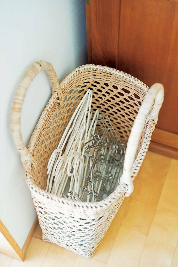 洗濯用のハンガーをカゴに収納した様子