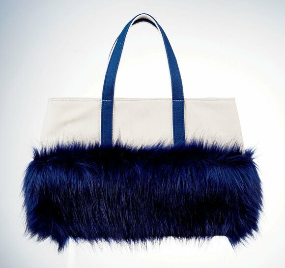 トレンド感満載のファーつきキャンバストート