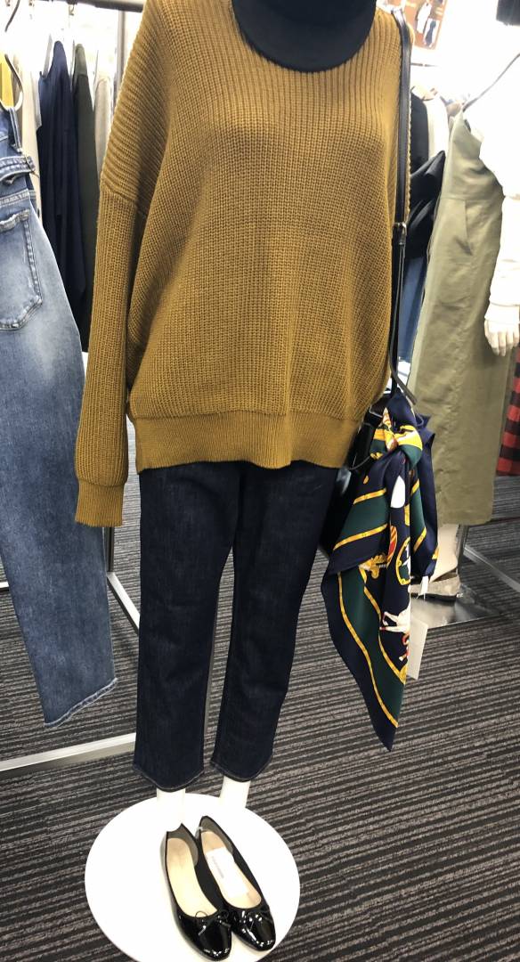 ニットはマスタードカラー