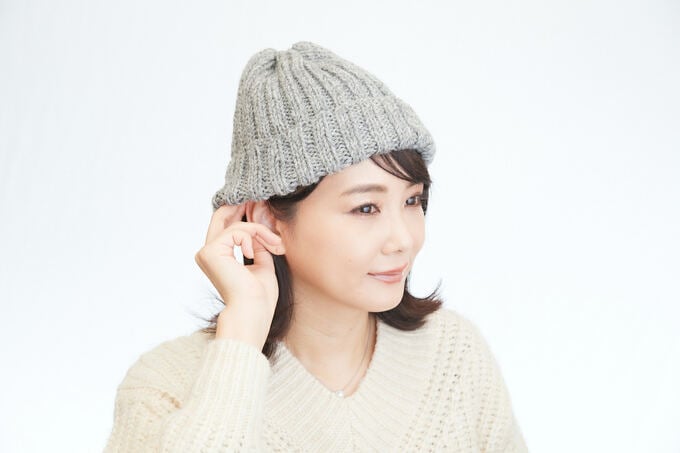 髪を耳にかける女性