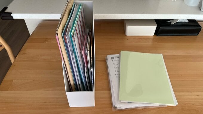 左：書類ボックス／右：子どものプリント類