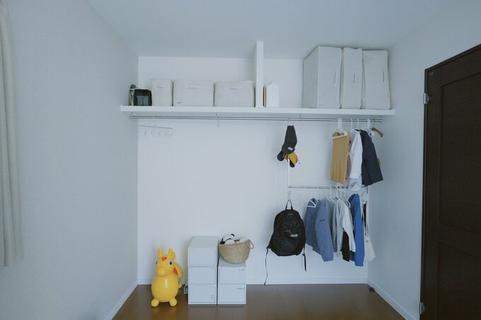 寝室に子ども服を収納