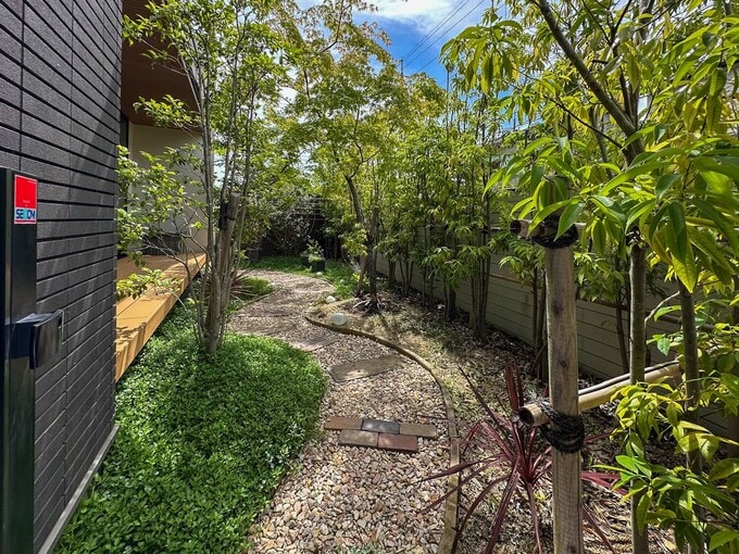 庭の入り口からの眺め