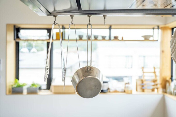 頻繁に使う調理器具はハンギング収納