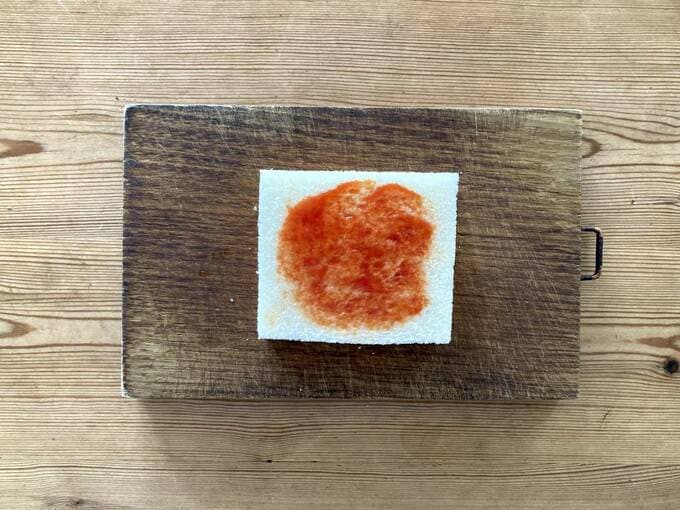 パンの上にケチャップ