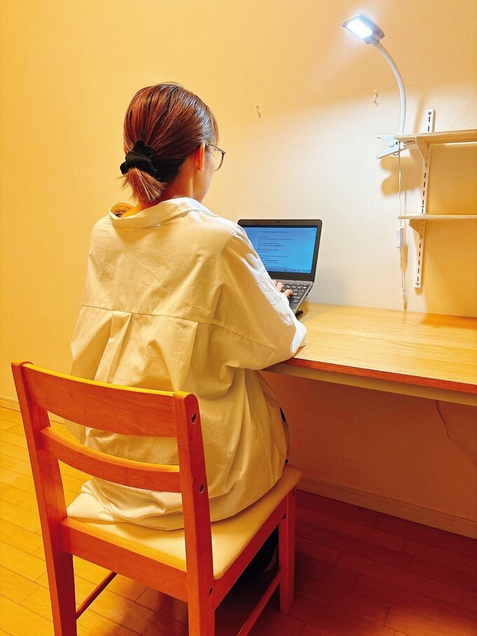 パソコン作業をする女性