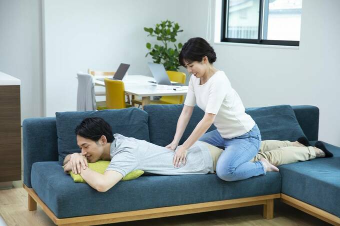男性をマッサージする女性