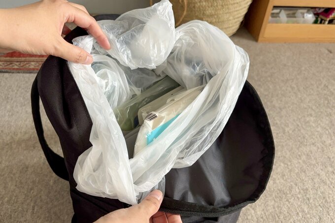 ポリ袋に入れる様子