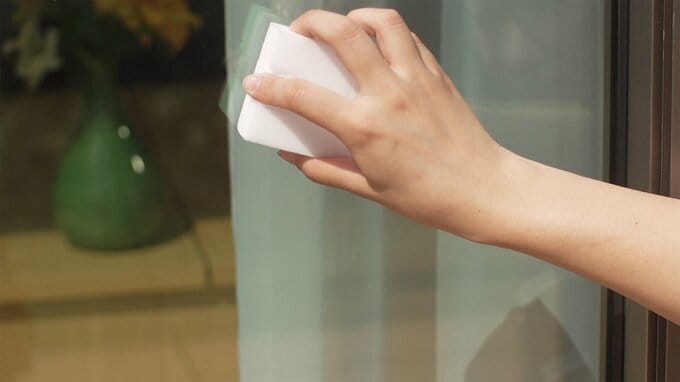 窓ガラスなどの水アカ落としで効果を発揮（画像提供：レック株式会社）