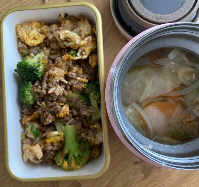 チャーハンが入ったお弁当
